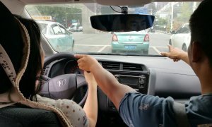 簽訂合同保障權(quán)益 汽車(chē)陪駕服務(wù)不可忽視的法律安全網(wǎng)